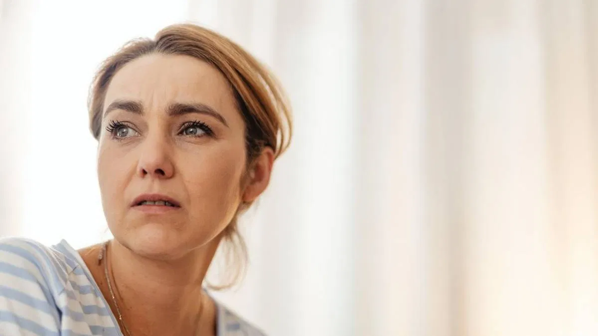 Ces petites phrases que vous avez sûrement déjà dites à une personne seule… et qui font plus de mal que vous ne l’imaginez