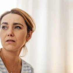 Ces petites phrases que vous avez sûrement déjà dites à une personne seule… et qui font plus de mal que vous ne l’imaginez