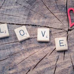 Dire je t'aime autrement : des mots justes et des idées originales pour déclarer votre flamme Dire je t'aime autrement : des mots justes et des idées originales pour déclarer votre flamme