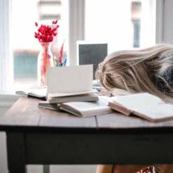 Vous procrastinez ? Voici ce que ça dit vraiment de vous (et pourquoi vous devriez arrêter de culpabiliser) Vous procrastinez ? Voici ce que ça dit vraiment de vous (et pourquoi vous devriez arrêter de culpabiliser)
