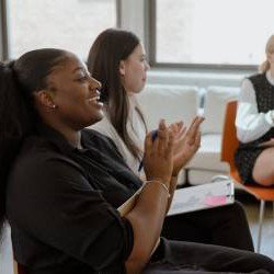 L’art de faire un compliment sincère : ces phrases qui touchent vraiment le cœur L’art de faire un compliment sincère : ces phrases qui touchent vraiment le cœur
