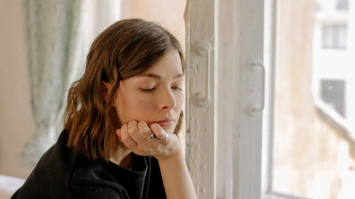 Pourquoi certains moments heureux rendent triste : ce phénomène que beaucoup connaissent