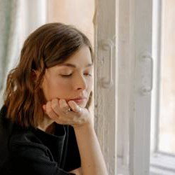 Pourquoi certains moments heureux rendent triste : ce phénomène que beaucoup connaissent Pourquoi certains moments heureux rendent triste : ce phénomène que beaucoup connaissent