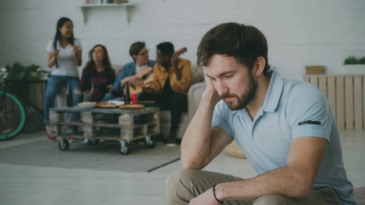 Se sentir de trop dans un groupe : ces pensées secrètes et ce qu'elles révèlent vraiment