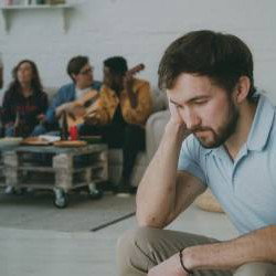 Se sentir de trop dans un groupe : ces pensées secrètes et ce qu'elles révèlent vraiment Se sentir de trop dans un groupe : ces pensées secrètes et ce qu'elles révèlent vraiment