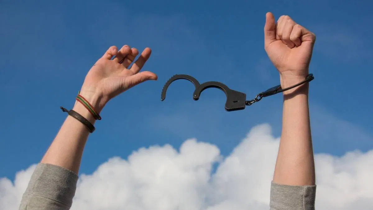 Reconnaître sa dépendance affective, ce n'est pas une faiblesse mais une première étape vers la liberté, selon la psychologie