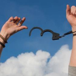 Reconnaître sa dépendance affective, ce n'est pas une faiblesse mais une première étape vers la liberté, selon la psychologie