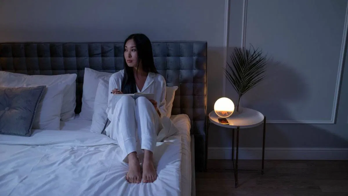 Ces 10 pensées qui envahissent les hypersensibles la nuit (et comment la psychologie les explique)