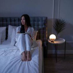 Ces 10 pensées qui envahissent les hypersensibles la nuit (et comment la psychologie les explique)
