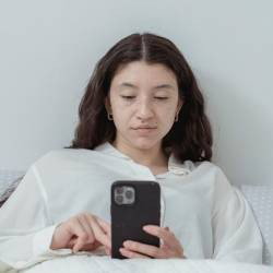 12 phrases pour arrêter de se comparer aux autres (et ce que révèle la psychologie sur cette habitude)