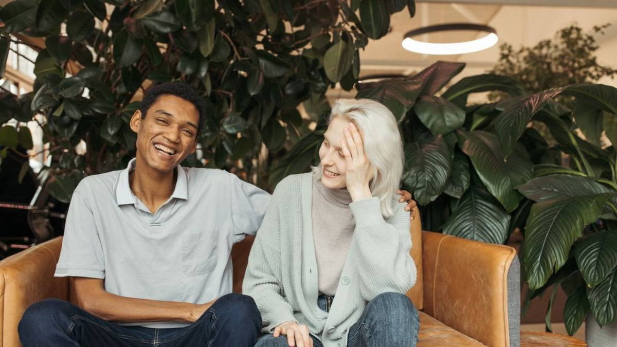 Selon la psychologie, ces 8 phrases et habitudes silencieuses qui révèlent un manque d'estime de soi