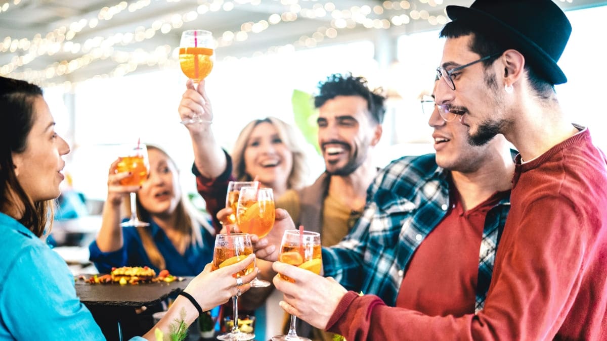 amis prenant un ap&eacute;ro avec alcool