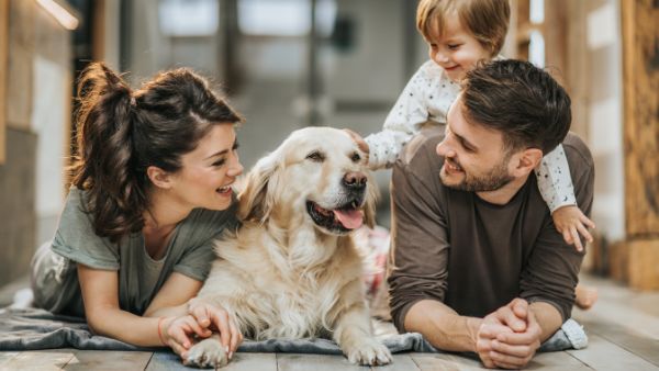 Une famille unie autour de son chien