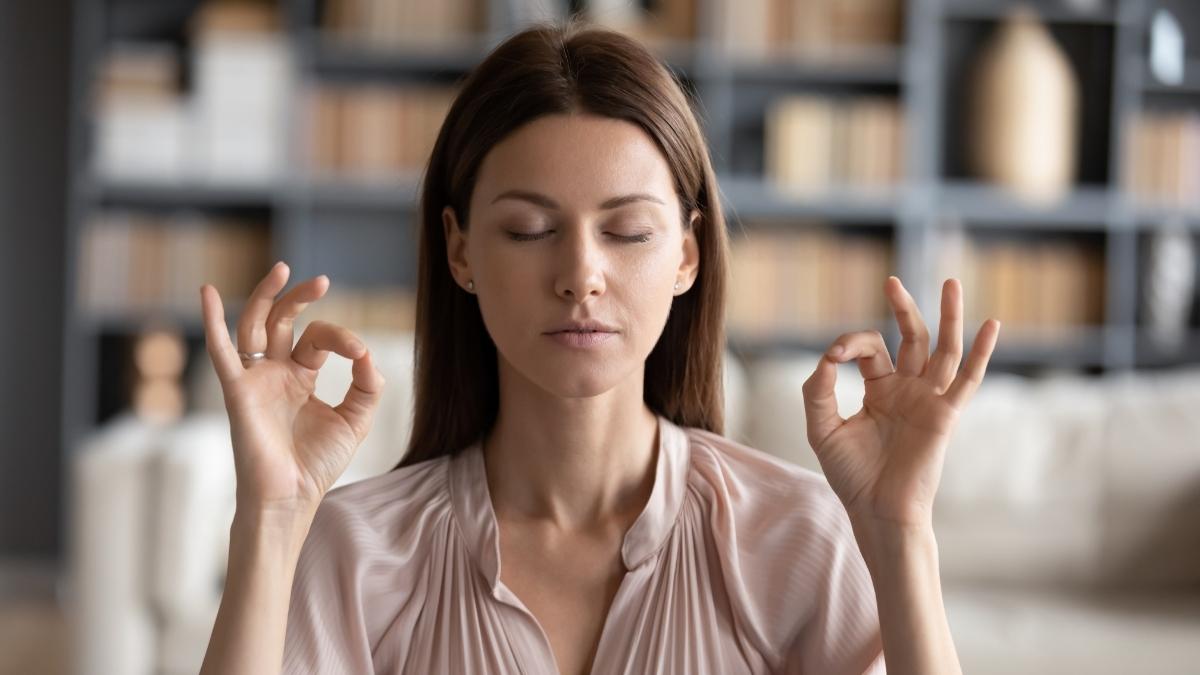 Femme en pleine m&eacute;ditation