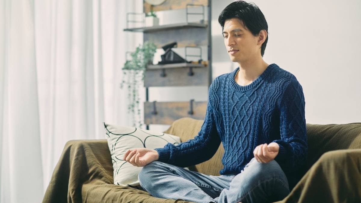 homme faisant de la m&eacute;ditation &agrave; la maison