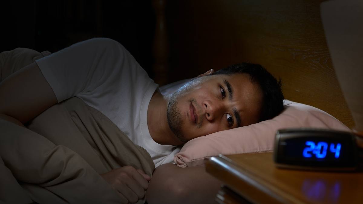 Homme qui fait de l'insomie