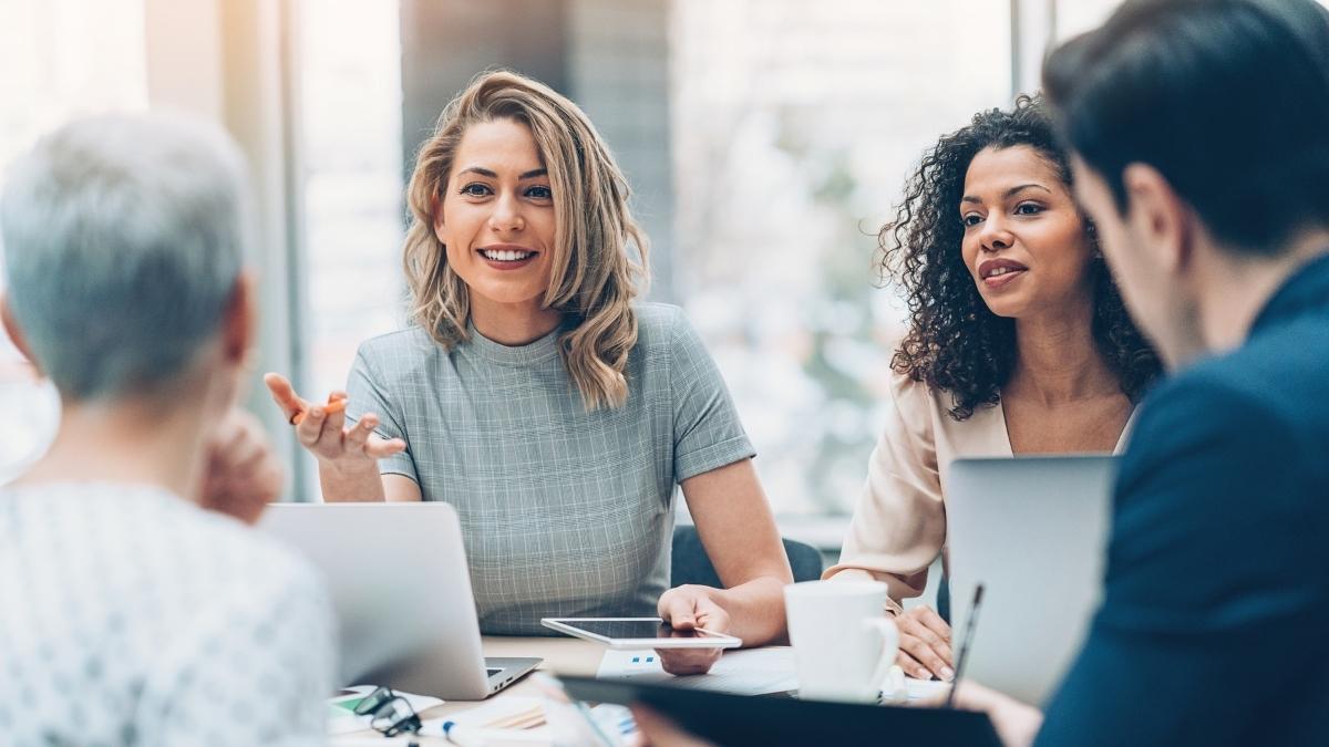 Femme sociable au travail