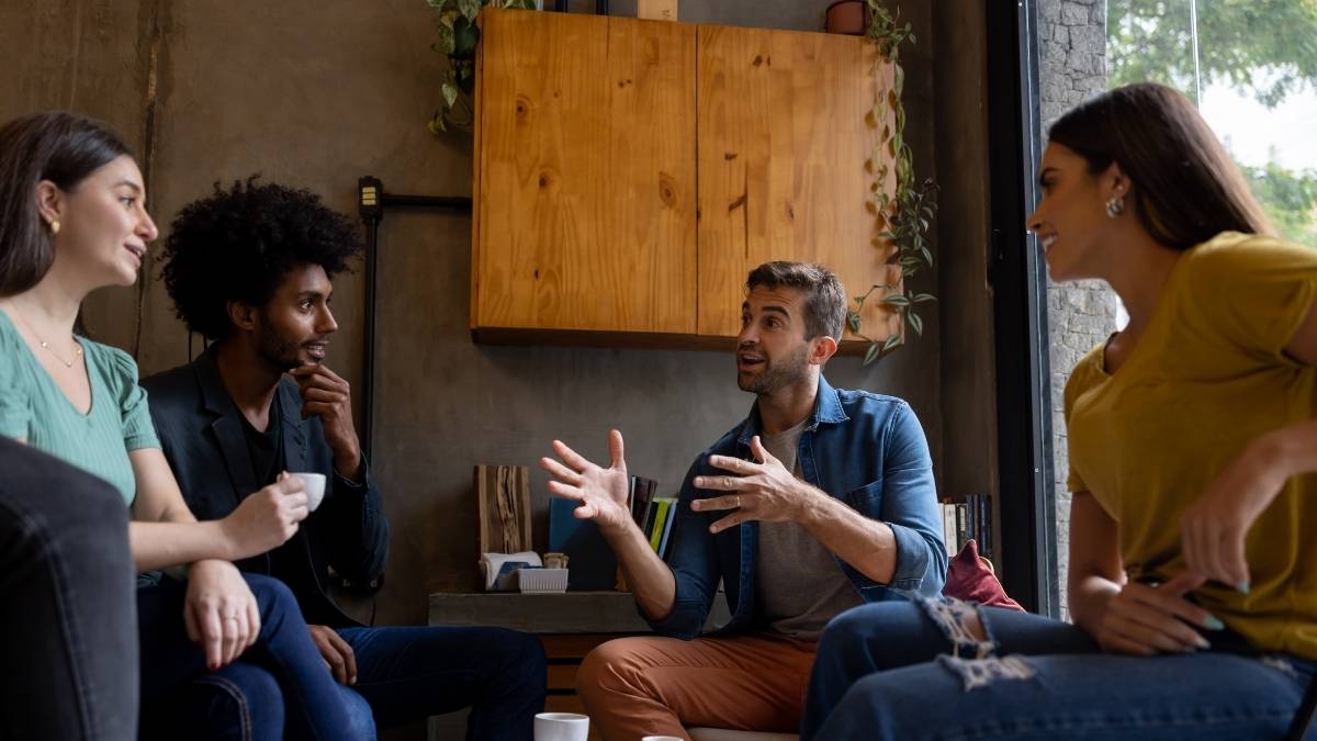 Personnes qui sociabilisent autour d'un caf&eacute;