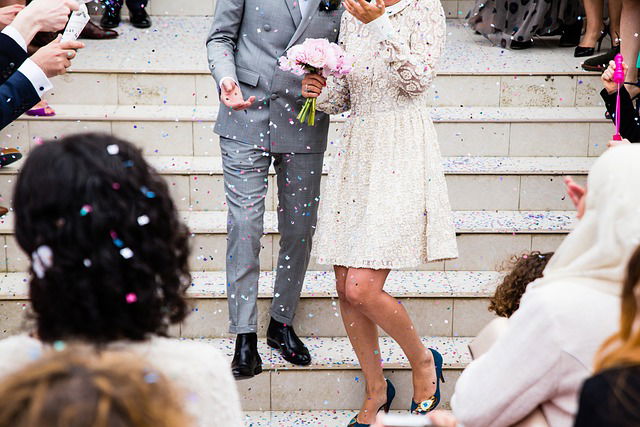 Discours Du Marié, Parlant Avec Microphone Pour Sa Mariée Lors De La  Cérémonie De Mariage. Banque D'Images et Photos Libres De Droits. Image  74645795