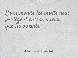 En ce monde les morts nous protègent encore mieux que